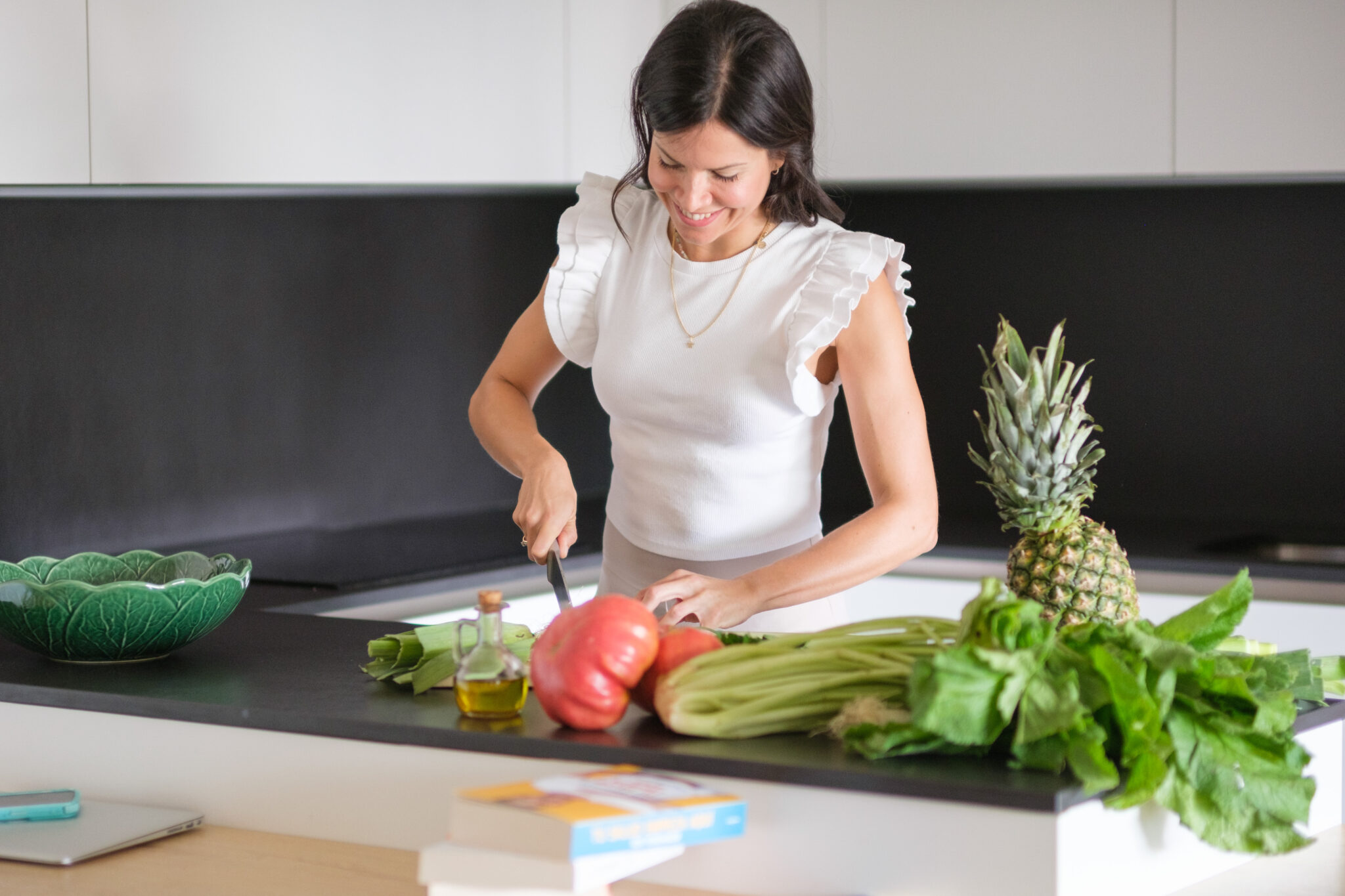 Mujer cortando verduras