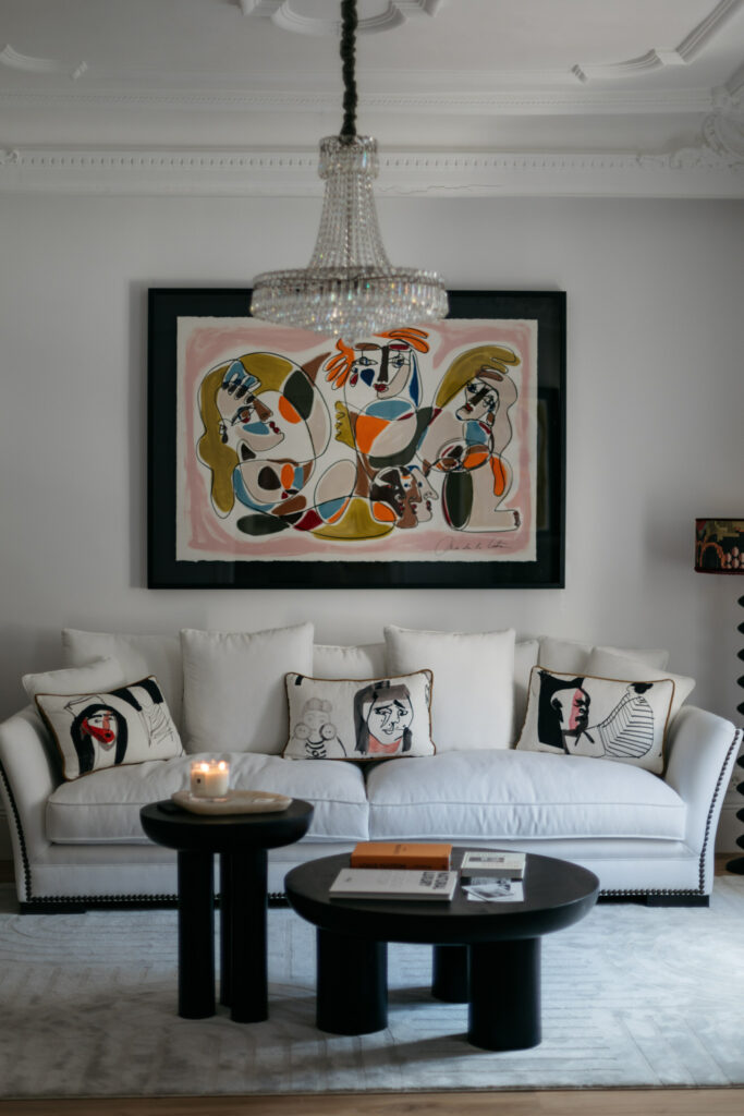 Sofá con cojines y cuadro