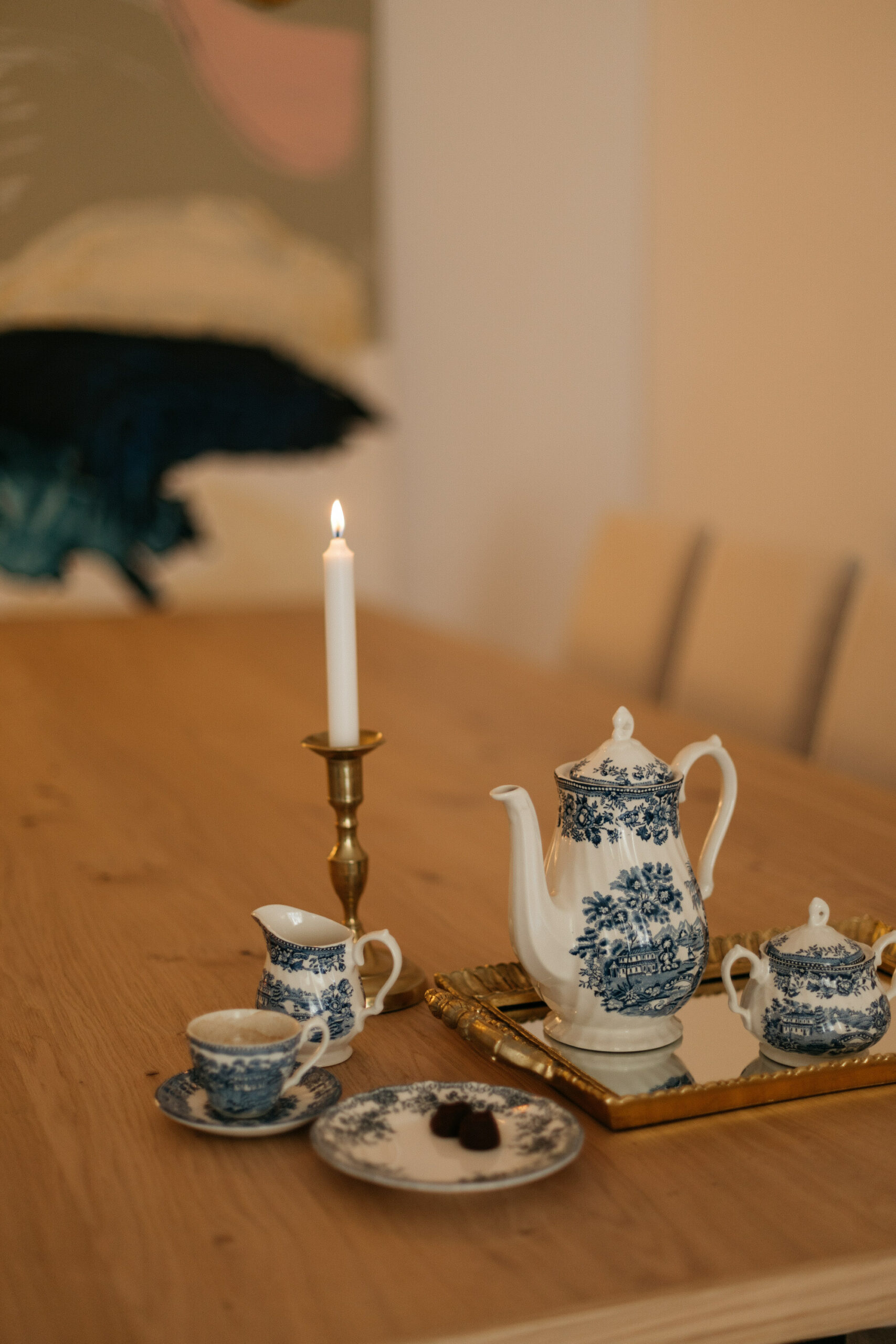 Juego de té con vela en mesa