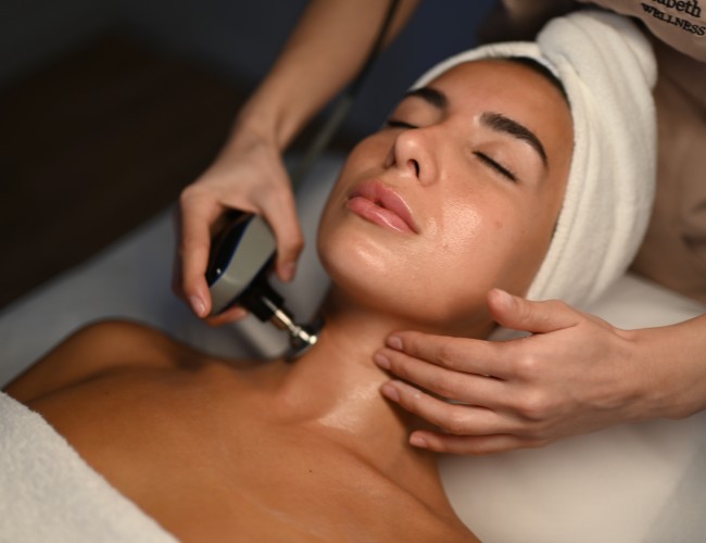 Tratamiento con radiofrecuencia indiba en la piel de cara, cuello y escote en zaragoza