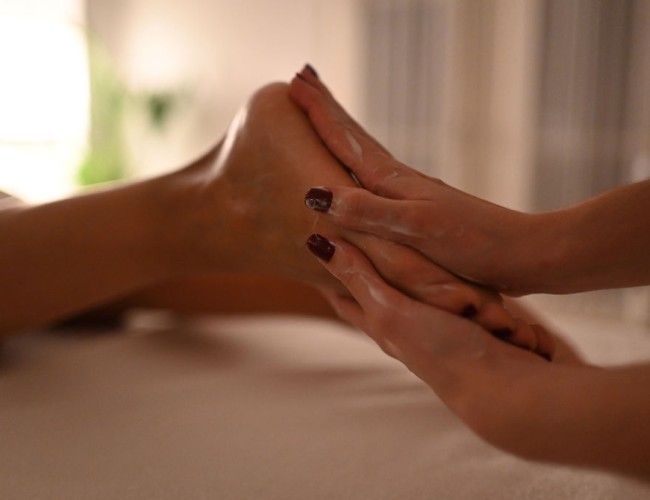 Masaje relajante de pies para mujeres en zaragoza