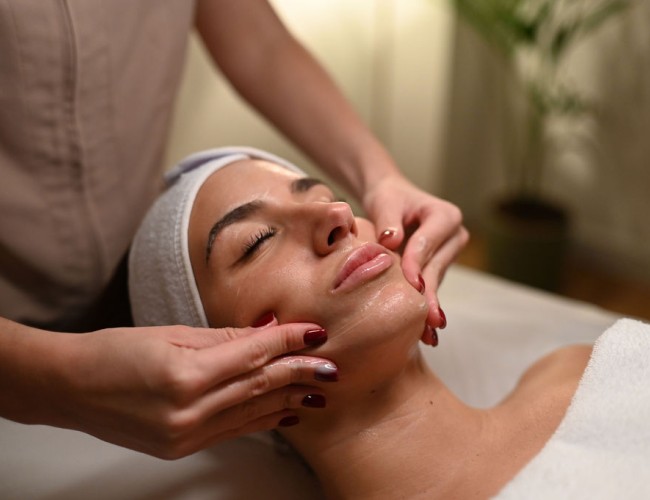 Mujer disfrutando de la fase de masaje del tratamiento facial 3d collagen con efecto lifting rejuvenecedor diseñado por natura bisse en el centro de zaragoza elisabeth casablanca