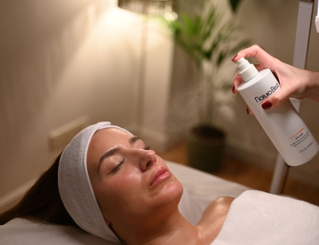 Mujer disfrutando de la fase facial del tratamiento citrus prestige diseñado por natura bisse en el centro de zaragoza elisabeth casablanca