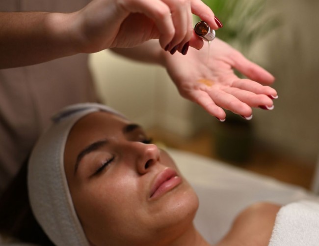 Mujer recibiendo un tratamiento facial hidratante apto para embarazadas en el centro de zaragoza elisabeth casablanca
