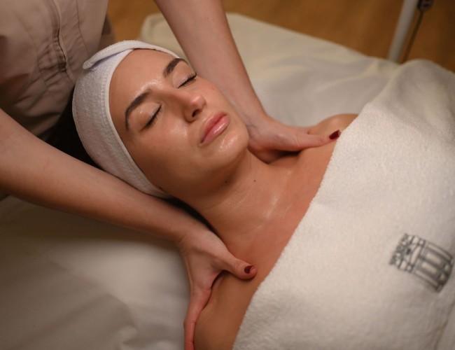 Mujer recibiendo un tratamiento con probióticos en el rostro para reducir la inflamación y las rojeces, así como proteger la piel en el centro de zaragoza elisabeth casablanca