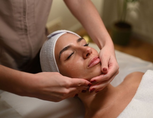 Mujer recibiendo un tratamiento con probióticos en el rostro para reducir la inflamación y las rojeces, así como proteger la piel en el centro de zaragoza elisabeth casablanca